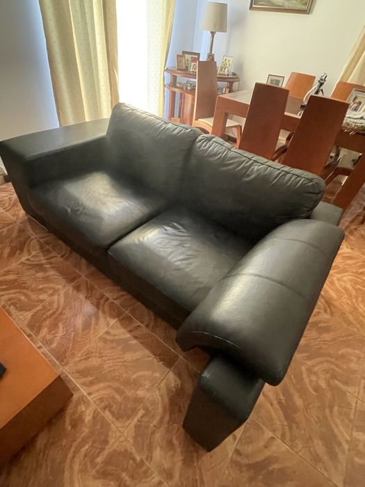Sofá preto 3 lugares