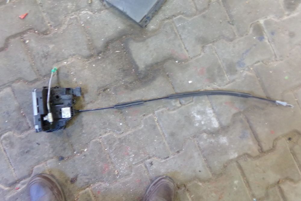 zamek drzwi prawy przód opel 13258274