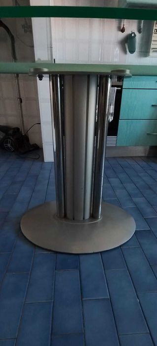 Mesa com tampo em vidro