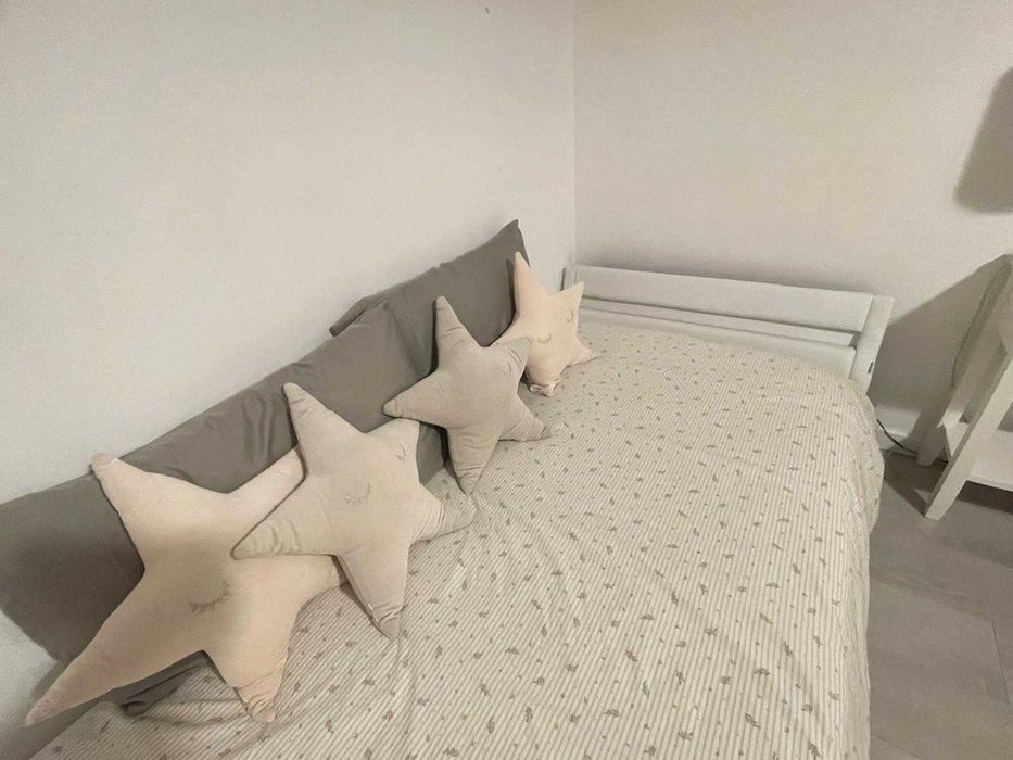 Cama de solteiro almofadada em bom estado