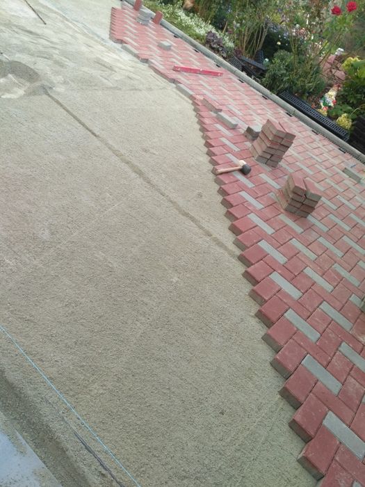 Професійне вкладання бруківки.