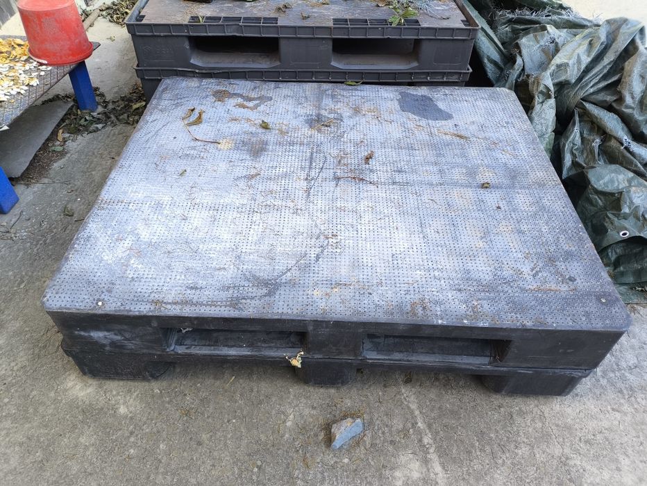 Palety plastikowe pełne 120/100cm