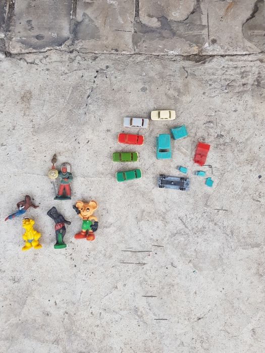 Солдатики,игрушки,машинки.