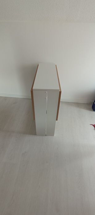 Mesa rebatível branca e castanha com bancos