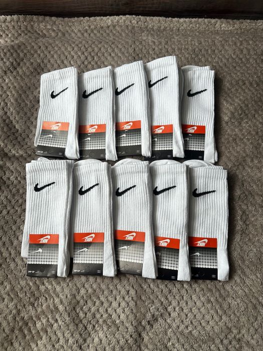 białe skarpetki Nike