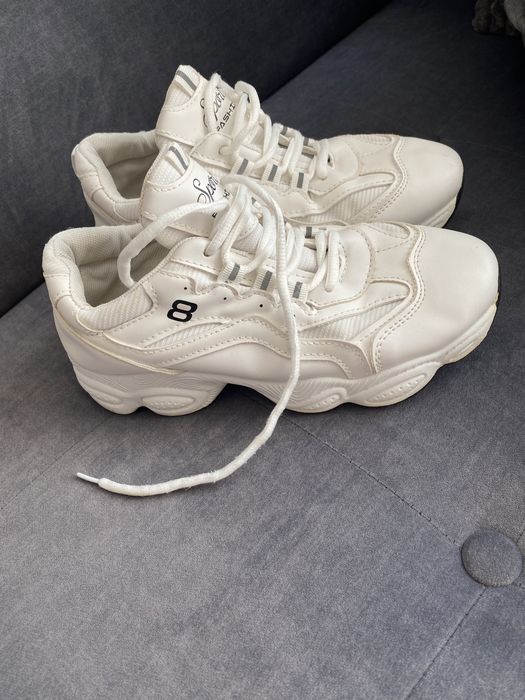 Білі кросівки