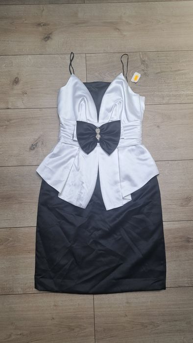 czarno biała elegancka sukienka midi z kokardą