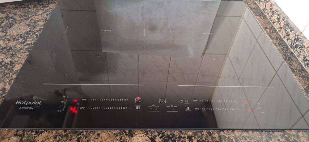 Placa eléctrica de indução Ariston Hotpoint Flexiduo

Os dois bico