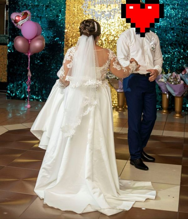 Гарна щаслива весільна сукня