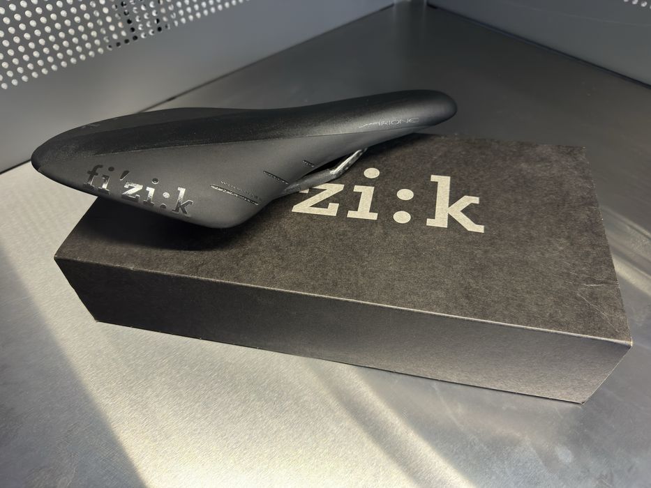 Selim Fizik Arione R1 em carbono
