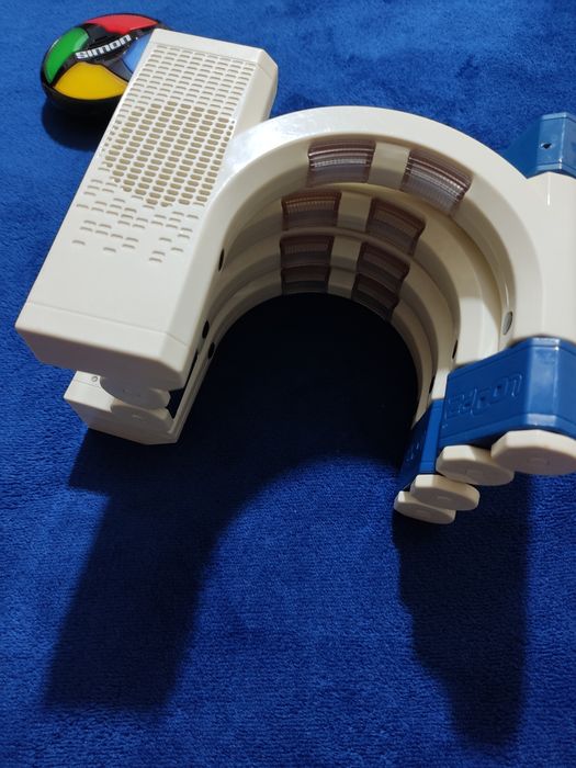 Интерактивные музыкальные игры Loopz Mattel и Simon Hasbro.