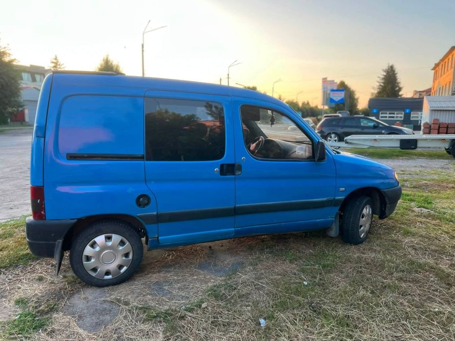 продається автомобіль пежо