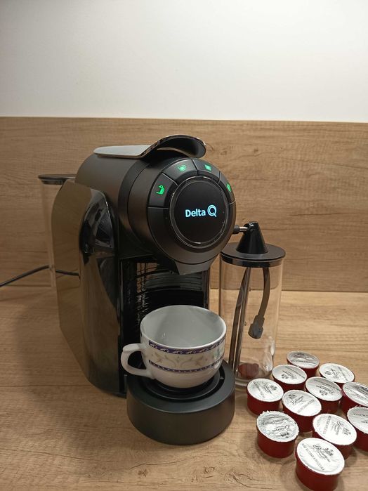 DeltaQ Ekspres do kawy na kapsułki z funkcją spieniania mleka