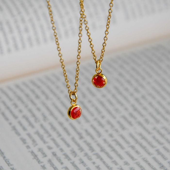 Wisiorek mini z czerwoną gipsówką