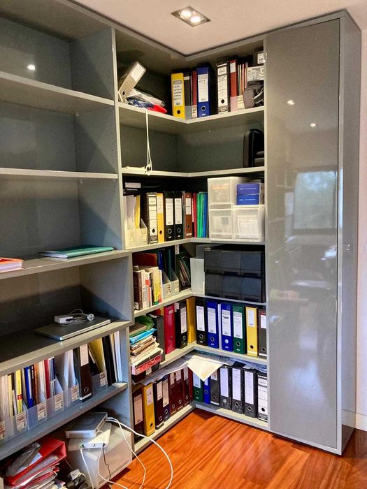 Estante grande em L em MDF lacado, design único por arquitecto