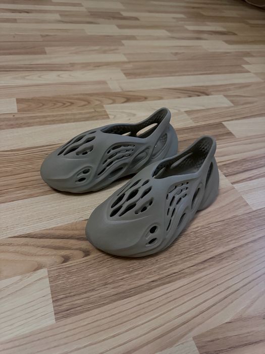 Кросівки Adidas Yeezy Foam Runner у сіро-бежевому відтінку нові 36р