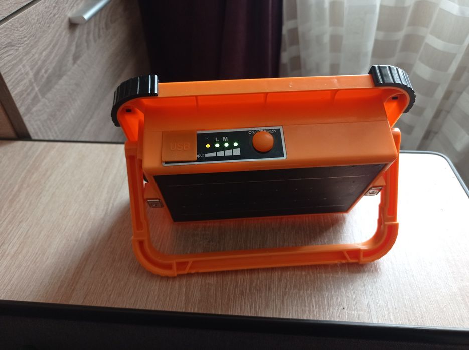 Продам прожектор з вбудованим аккумулятор на сонячних панелях