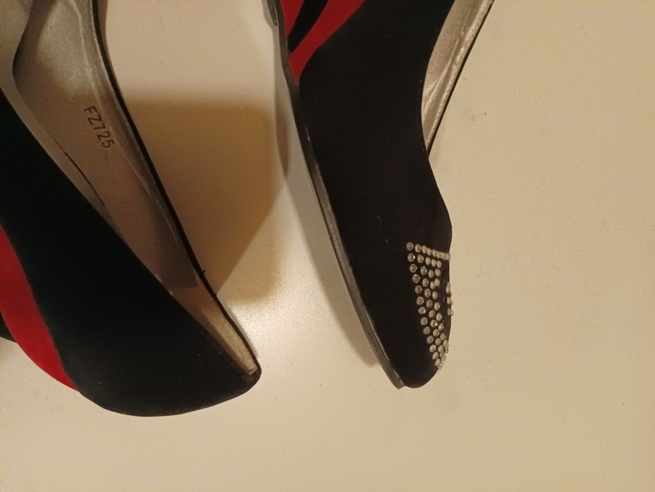 Sapatos em camurça em preto e vermelho,, de marca FAFALA, tamanho 38,usados duas vezes,como novosver