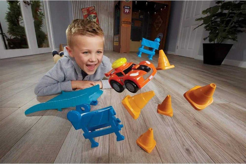 Трюкова машинка з майданчиком для стрибків little tikes