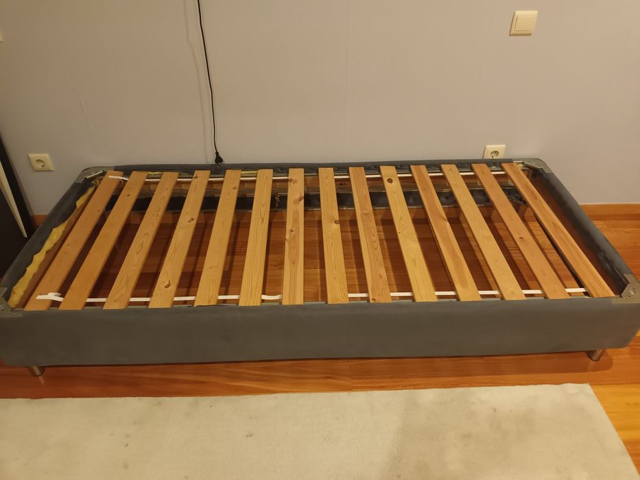 Cama com estrado,estufada em tecido veludo cinza