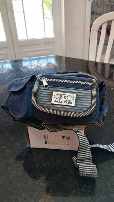 Bolsa de cintura com vários bolsos