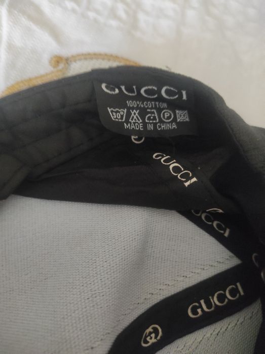 Bonés da Gucci, em Preto e Creme.
