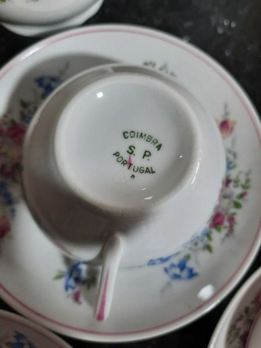 Serviço de chá com bule e açucareiro