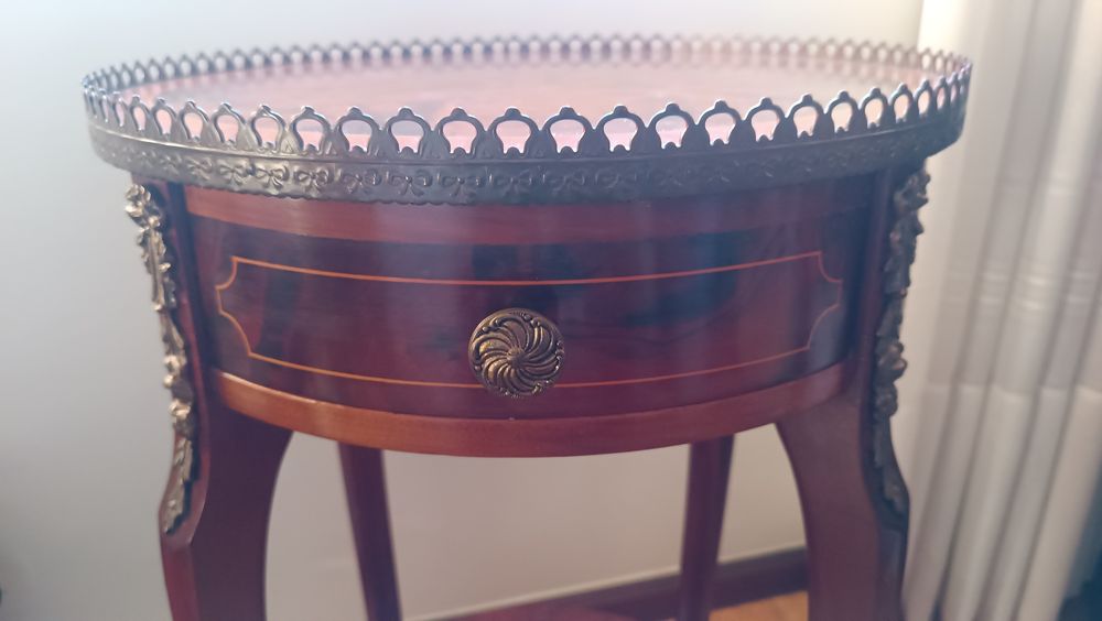 Mesa de centro ou de apoio estilo D. João V