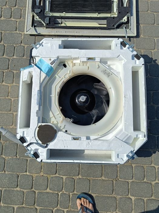 Toshiba RAV-SM804UTP-E - niekompletna jednostka wewnętrzna kasetonowa