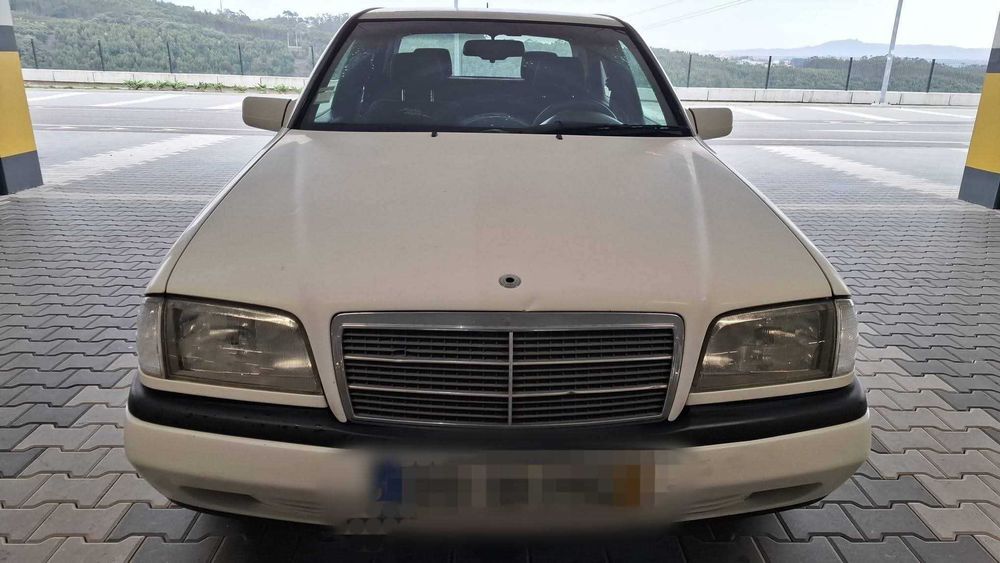 Vendo Mercedes C220d 1996 448000km.    Muito estimado..