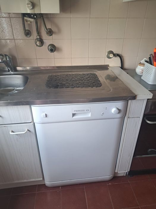 Máquina de lavar loiça marca Princess praticamente nova