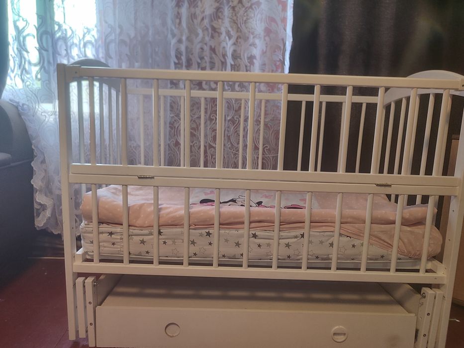 Дитяче ліжечко в хорошому стані