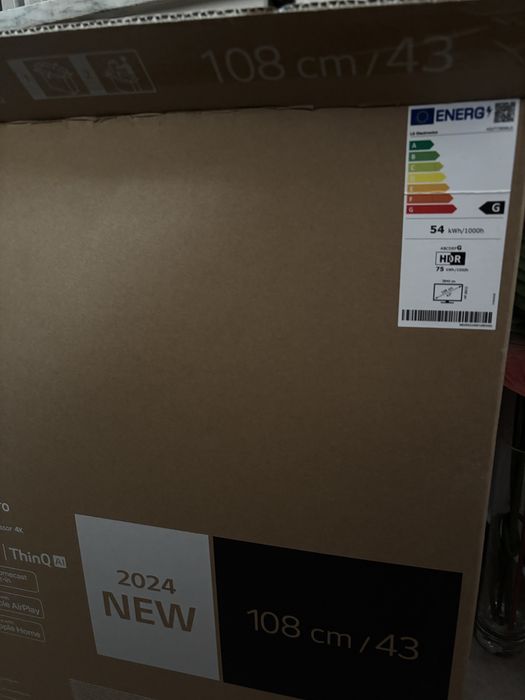 TV LG UHD AI thinq 108cm c/ ecrã partido