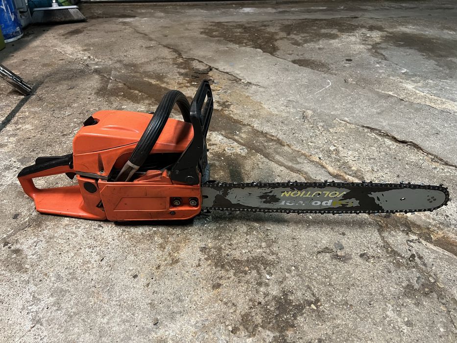 Motoserra a funcionar