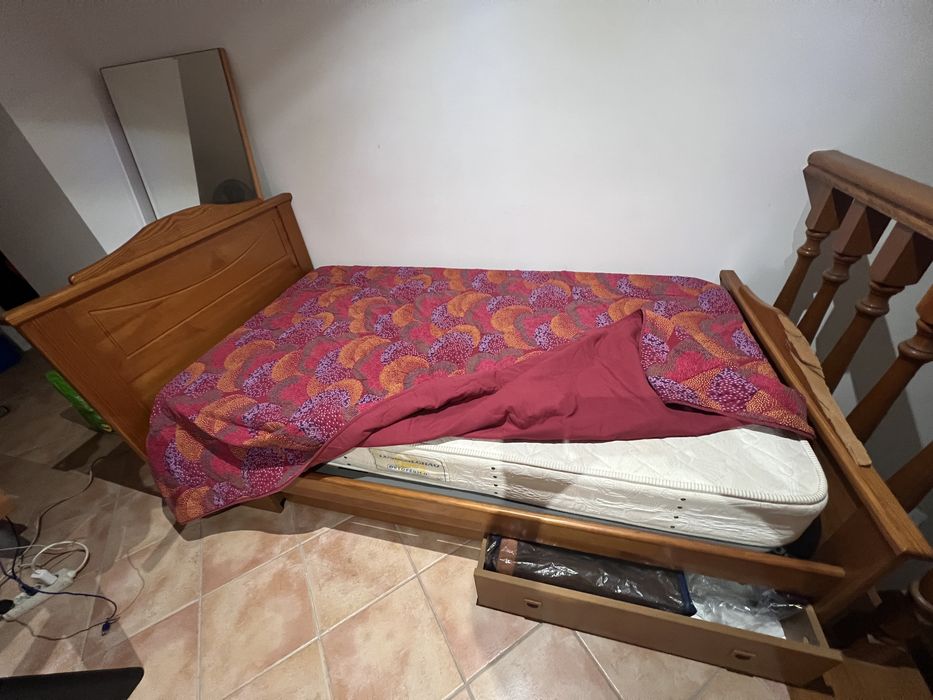 Cama solteiro em madeira