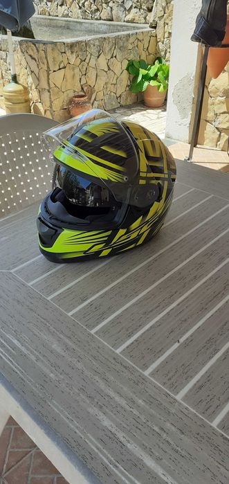 Vendo blusão e capacete de moto o blusão em couro como novo da casa das peles e o capacete ls2 com 2 vizeiras