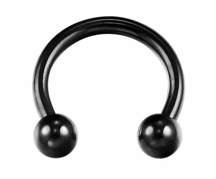 Piercings nas sobrancelhas, orelhas, mamilos e orelhas.