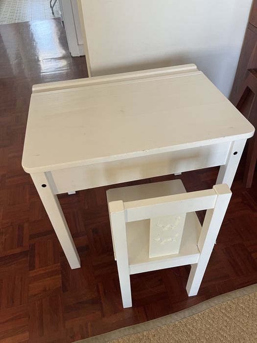 Secretaria e cadeira crianca
