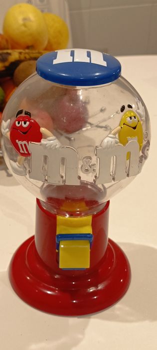Dispensador de M&M's ou outra guloseima.