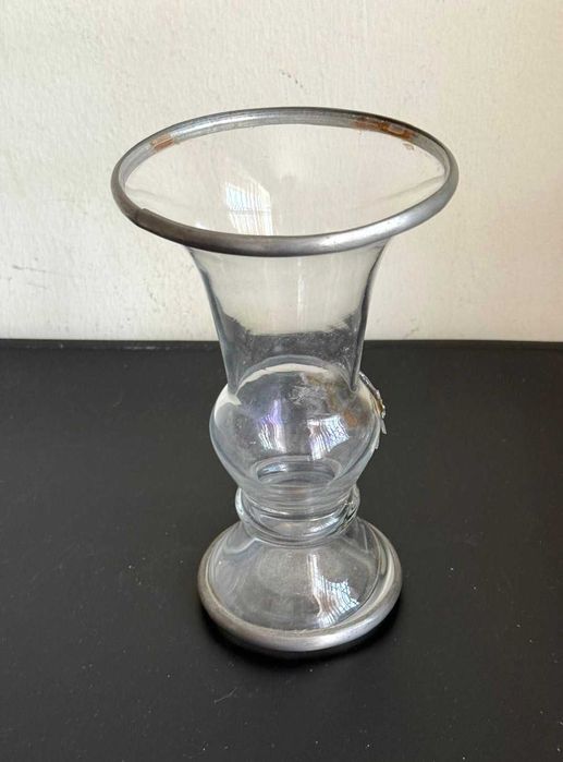 Vaso Decorativo em Vidro com Acabamento Metálico