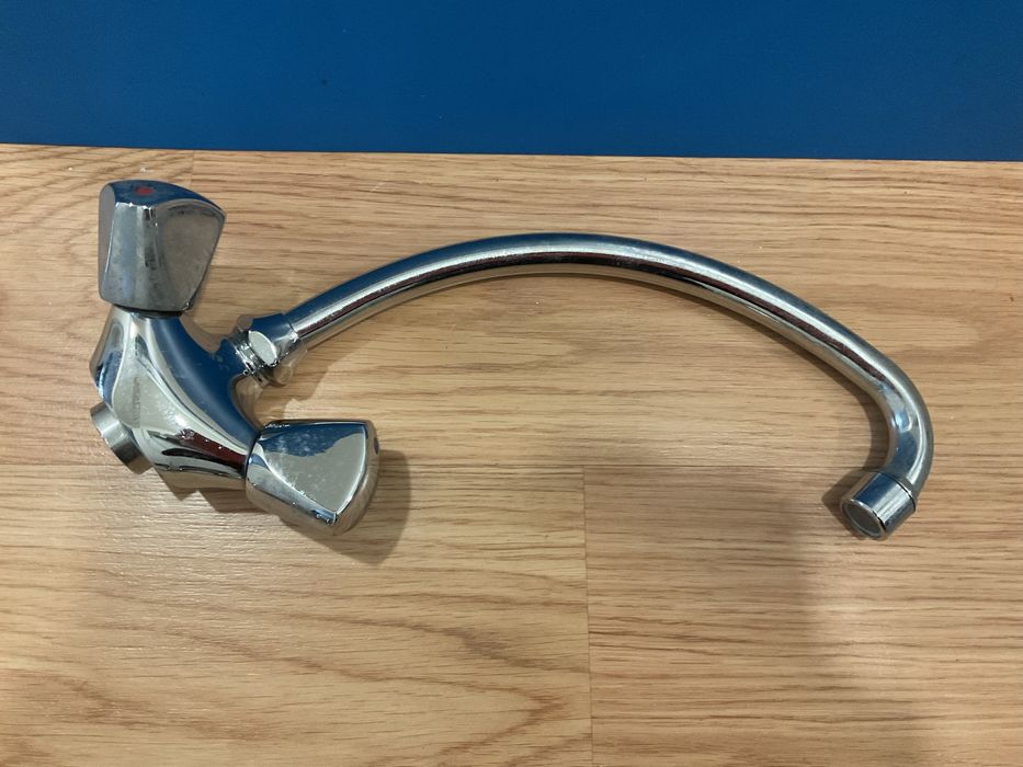 Torneira misturadora cozinha. Nova