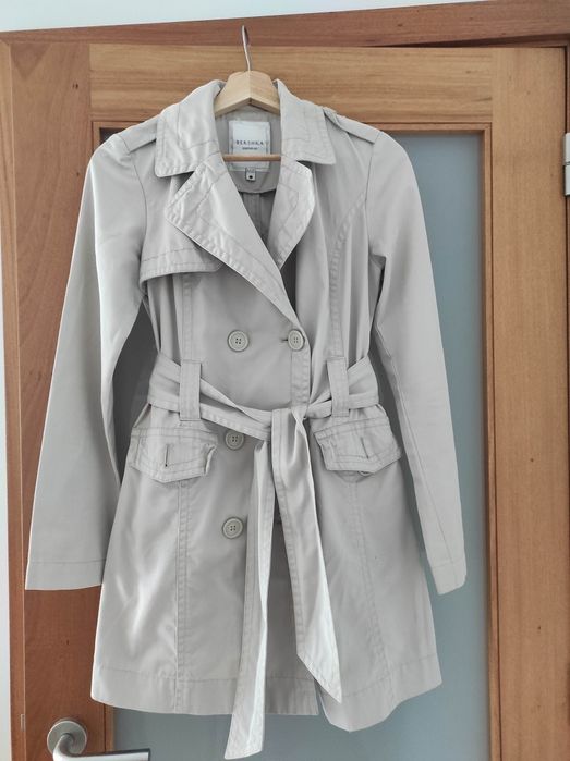 Gabardine bege clara, com cinto, bershka