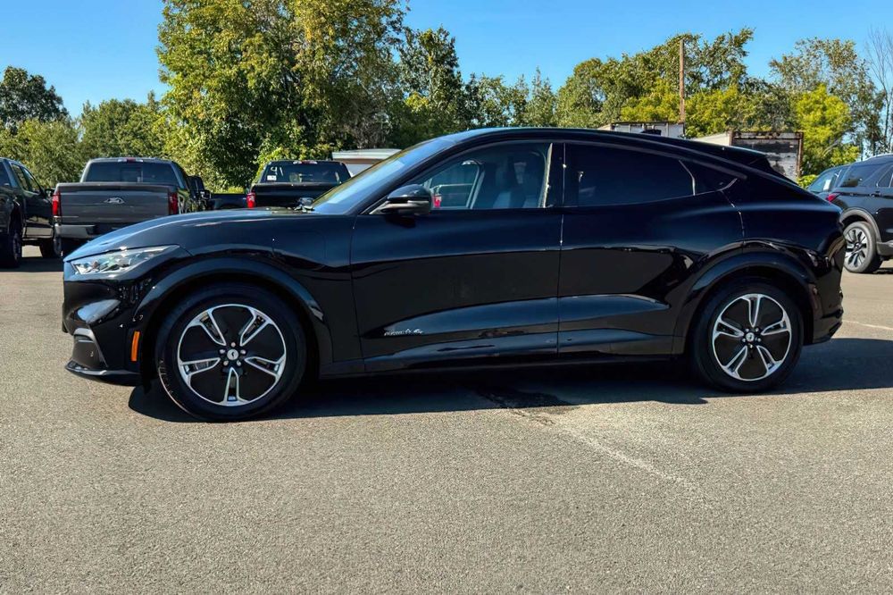 Ford Mustang Mach-E Premium      2023