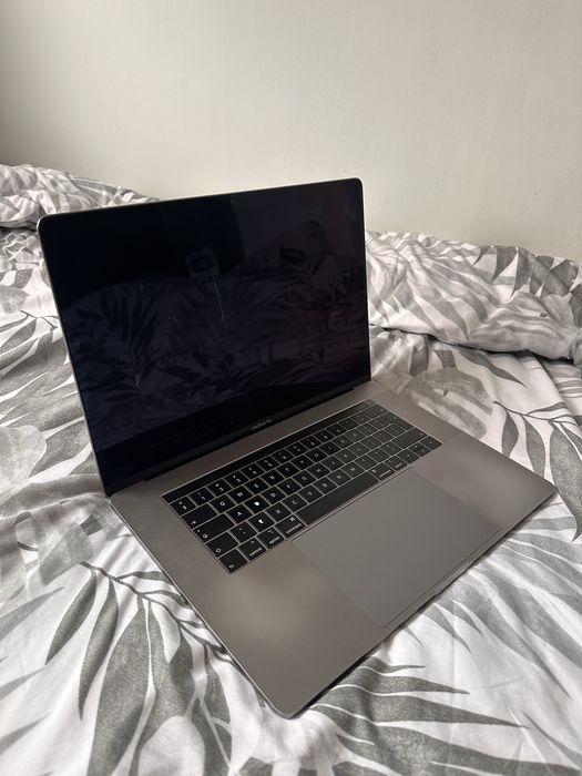 MacBook Pro 15” 2018 – i7 – 32 GB RAM – 500 GB SSD – Touch Bar