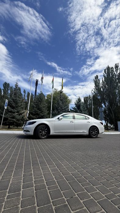 Lexus ls 600 hl в очень хорошем состоянии весь в родной краске!