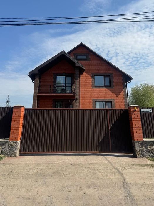 Продаж двоповерхового будинка з ремонтом та меблями