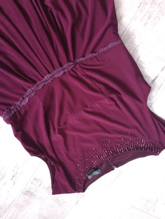 Piękna bordowa sukienka z kryształkami ozdobami