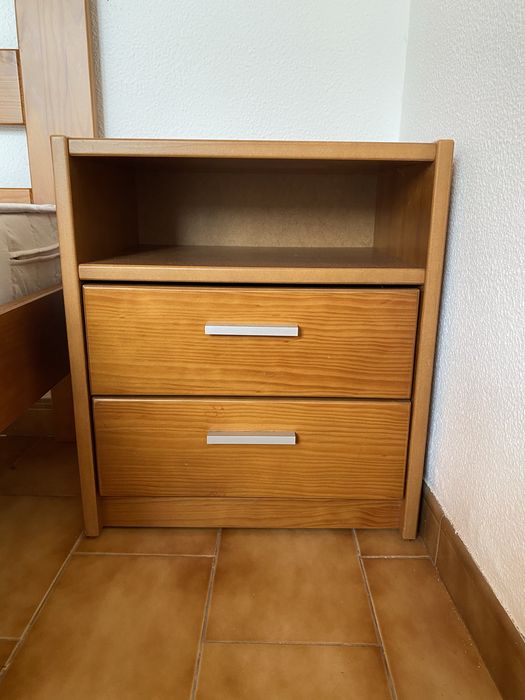 Cama de casal com 2 mesas de cabeceira