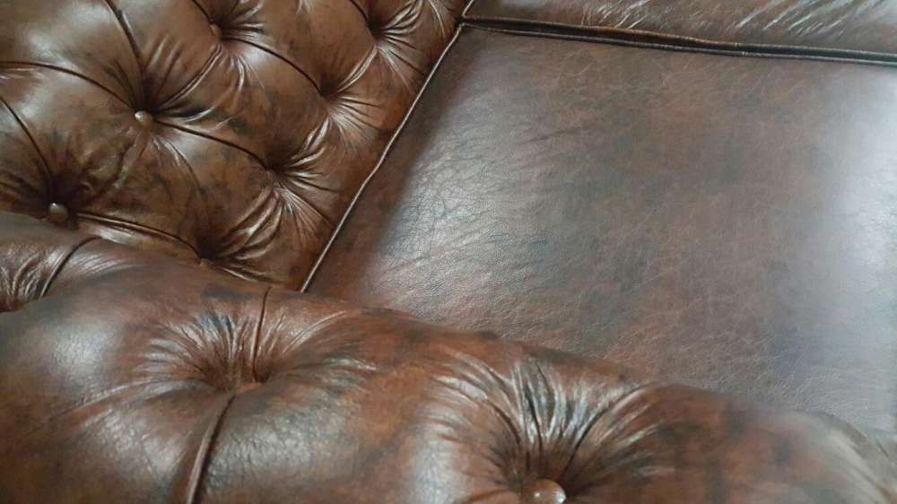 Sofá Chesterfield em pele envelhecida - NOVO
