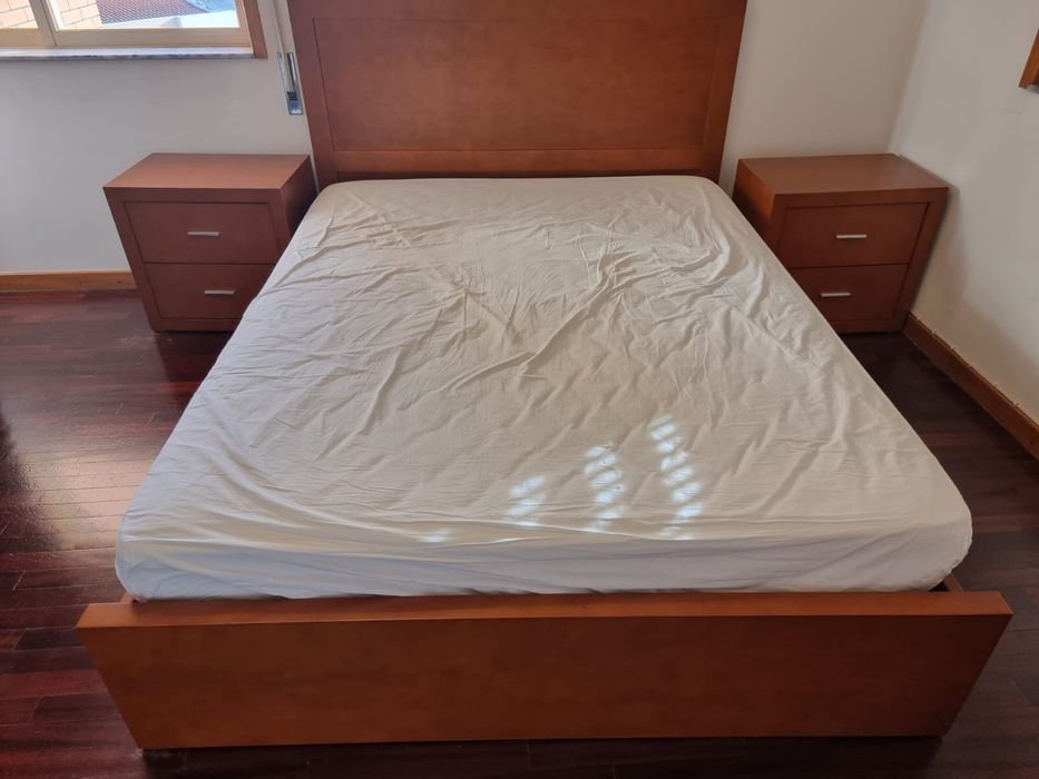 Quarto Completo em Madeira Maciça – Cama de Casal + Roupeiro + Cómoda + Mesas de Cabeceira + Banco